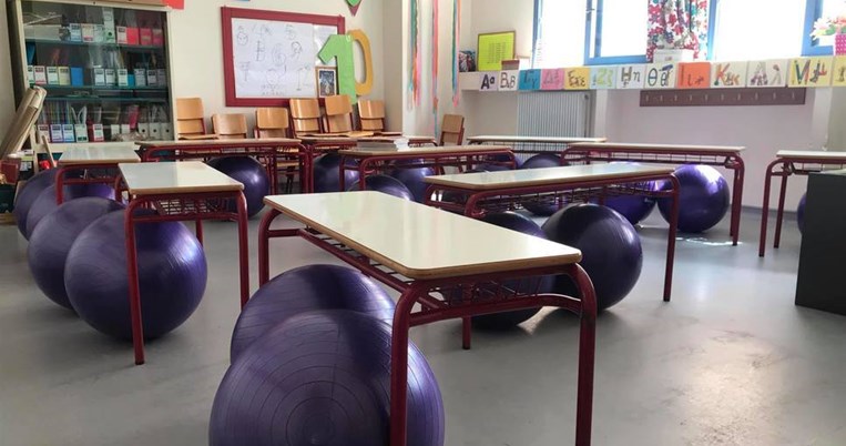 «Bοηθά τη συγκέντρωση»: Ελληνικό σχολείο αντικατέστησε τις καρέκλες στα θρανία με μπάλες πιλάτες
