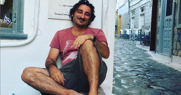 Ο Βασίλης Χαραλαμπόπουλος έγινε 50 αλλά κάτι τον εμποδίζει να σβήσει τα κεράκια του 