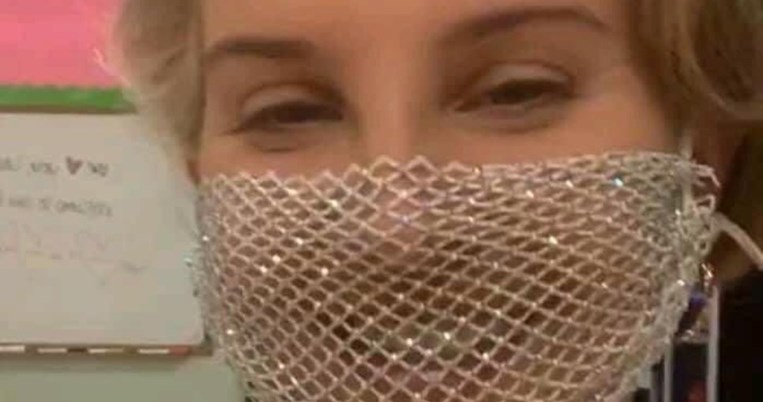«Είναι κίνδυνος για τον εαυτό της και για τους άλλους»: Η Λάνα ντελ Ρέι με διάφανη, δικτυωτή μάσκα
