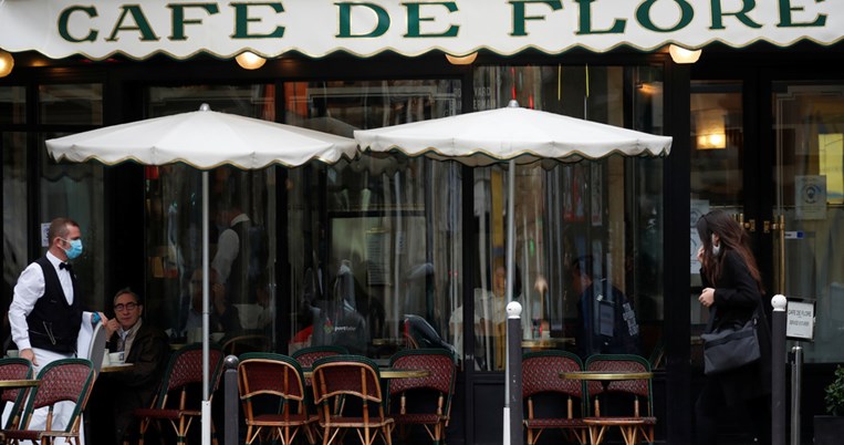 «Είμαστε Γάλλοι, λατρεύουμε να πίνουμε και να φιλιόμαστε»: Παρόλα αυτά το Παρίσι κλείνει όλα τα μπαρ