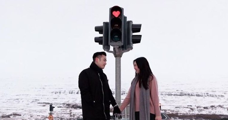 H πόλη της Ισλανδίας που έβαλε στα κόκκινα φανάρια καρδιές για να δώσει χαρά στους κατοίκους