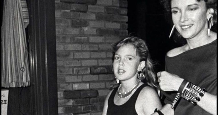 Στα 12 της χόρευε στο Studio 54, στα 14 έκανε χρήση κοκαΐνης. Η δραματική εφηβεία της Ντρου Μπάριμορ