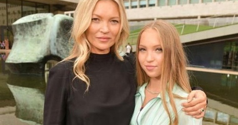 Η ιστορία επαναλαμβάνεται: Η 18χρονη κόρη της Κέιτ Μος, Λίλα, περπάτησε για πρώτη φορά σε πασαρέλα