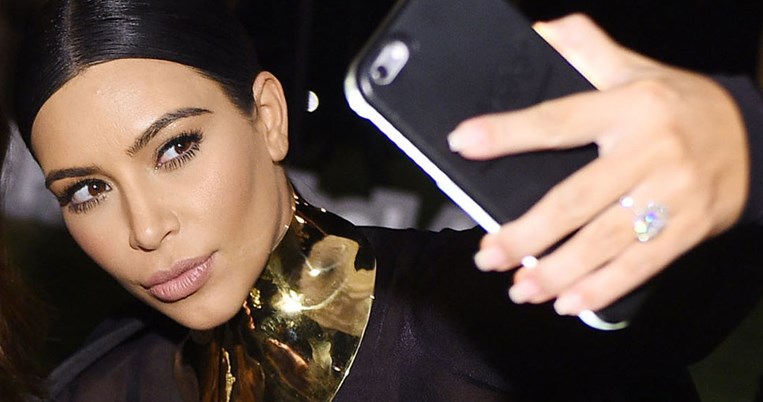 Κι όμως οι selfie καταστρέφουν το δέρμα σου. Να πώς θα προστατευτείς