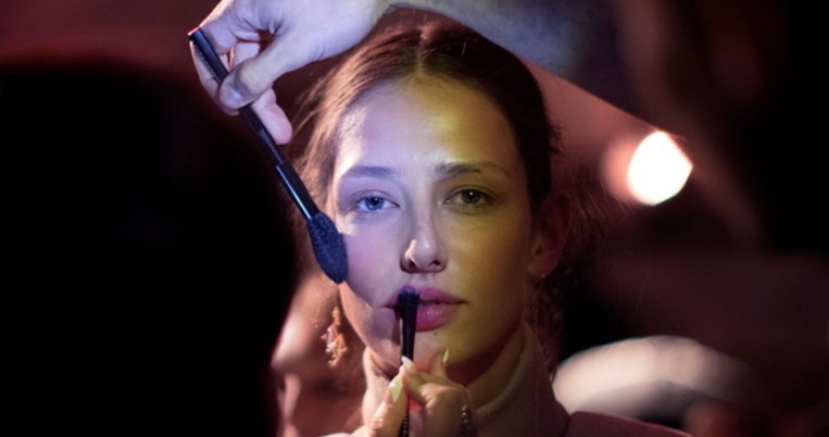 Ο πρώτος εκτυπωτής μέικαπ στον κόσμο ήρθε: Σκανάρει το πρόσωπό μας και βγάζει την τέλεια απόχρωση