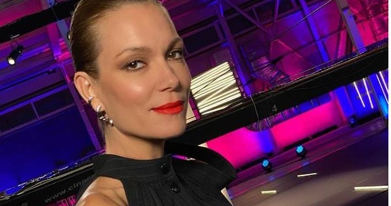 Το νέο κούρεμα της Βίκυς Καγιά: Φίλαρε τα μαλλιά και έκοψε τη φράντζα