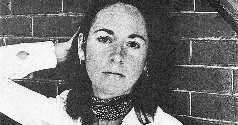 «Για την αλάθητη ποιητική φωνή της που καθιστά την ατομική ύπαρξη καθολική»