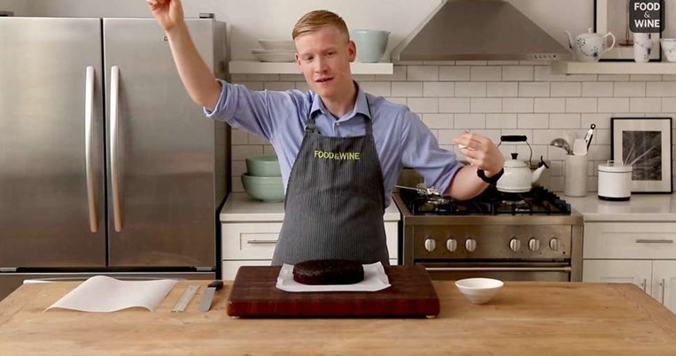 Πώς να κόψεις το παντεσπάνι στη μέση με οδοντικό νήμα