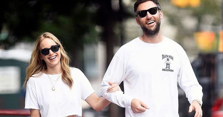 To ντύσιμο της νέας εποχής: H Tζένιφερ Λόρενς φόρεσε το ιδανικό, φθινοπωρινό σύνολο για το 2021