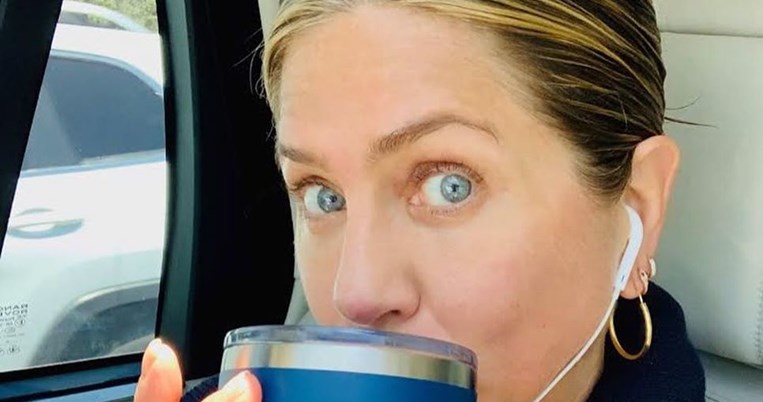 Αποκοιμήθηκε με το παιχνίδι στο στόμα: Το νέο κουτάβι της Άνιστον γέμισε το Instagram τρυφερότητα