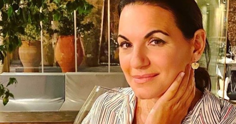 Η Όλγα Κεφαλογιάννη με τις δύο αδερφές της σε μια χαλαρή, οικογενειακή φωτογραφία