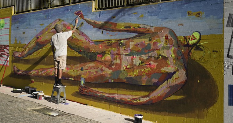 Έκρηξη χρωμάτων: Εντυπωσιακό γκράφιτι 30 μέτρων αλλάζει την όψη πεζόδρομου στο κέντρο της Αθήνας