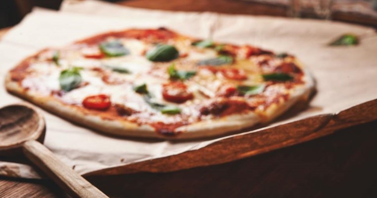 Λαχταριστά ψωμάκια-πιτσάκια με μοτσαρέλα, σαλάμι, ντομάτα. Η πρώτη πίτσα που θα φτιάξεις στη ζωή σου