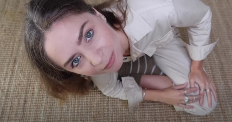 «Όλες οι αλήθειες που ανακάλυψα όταν αποφάσισα να αφήσω τα μαλλιά μου να γκριζάρουν»