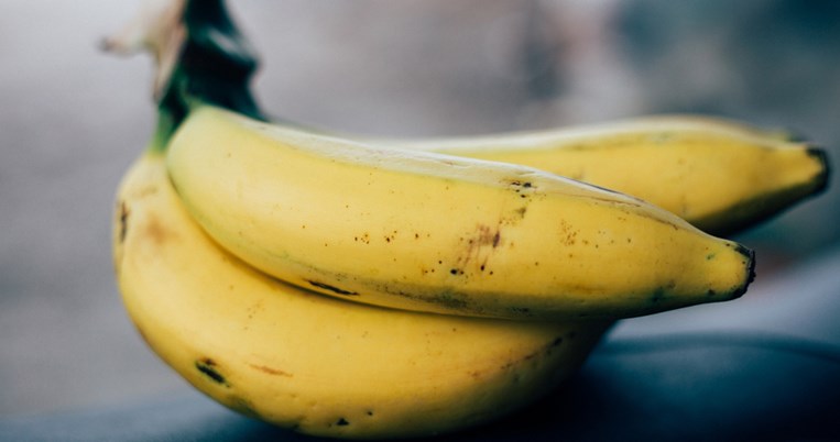 Τόσο καιρό ξεφλουδίζαμε λάθος τη μπανάνα