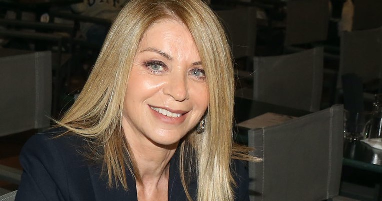 Mε μάσκα ασορτί με τα μάτια της: H υπέροχη, φθινοπωρινή εμφάνιση της Έλλης Στάη ξεχώρισε