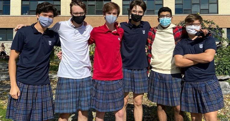 Ο συγκινητικός λόγος που εκατό αγόρια πήγαν την ίδια μέρα στο σχολείο φορώντας φούστα