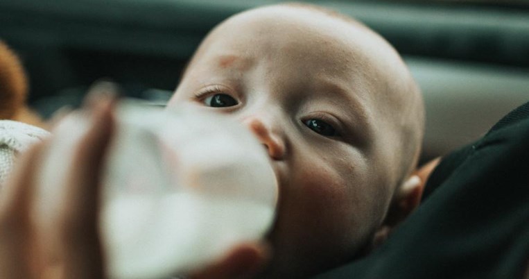 Ανησυχητική ανακάλυψη: Τα μωρά καταπίνουν εκατομμύρια νανοπλαστικά με το μπιμπερό