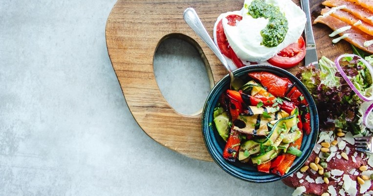 Μια Ελληνίδα ειδικός μάς δίνει το διατροφικό πλάνο για ομορφιά και λάμψη στην επιδερμίδα