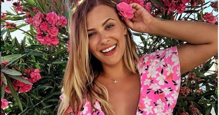 Με καστανό καρέ: Η Λάουρα Νάργες με νέο λουκ μαλλιών κατάφερε τη μεγάλη αλλαγή 