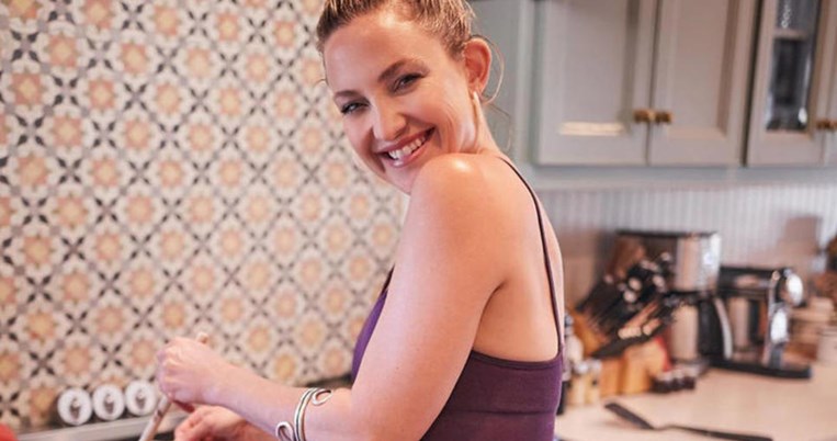 Μοντέρνο country στυλ, με φυστικί ντουλάπια: Mέσα στην ultra τακτοποιημένη κουζίνα της Κέιτ Χάντσον