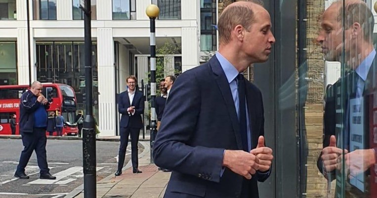 H αστεία στιγμή που ο φωτογραφικός φακός πιάνει τον Ουίλιαμ να λιγουρεύεται fast food