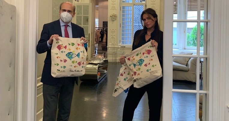 Πάνινη τσάντα δια χειρός Celia Kritharioti θα διανεμηθεί σε 3.5 εκατομμύρια σπίτια σε όλη την Ελλάδα