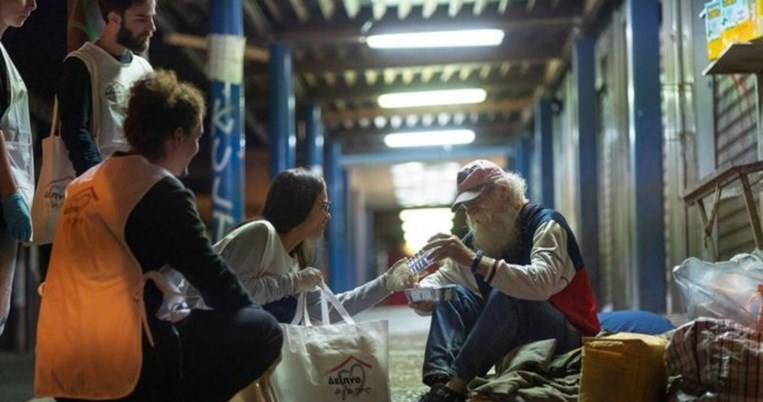 Η Μαριάννα και το «Δείπνο Αγάπης» που στρώνεται τα βράδια στους δρόμους της Αθήνας για τους άστεγους