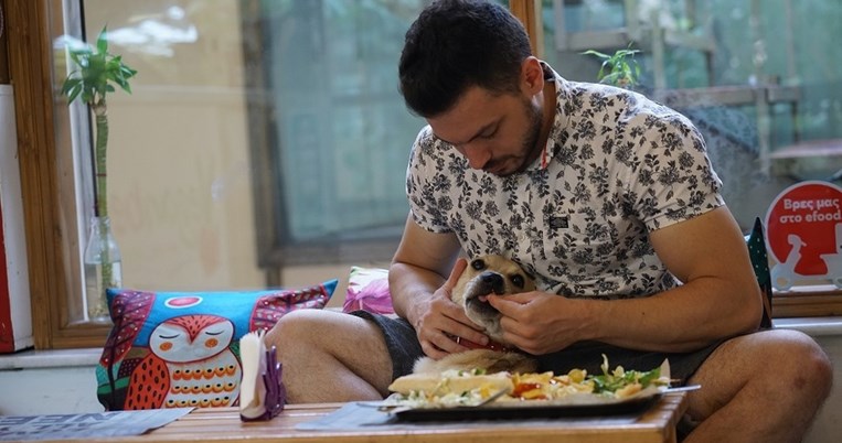 «Το να είναι κάποιος απλά χορτοφάγος είναι γαλακτοκωμικό»: Συνέντευξη με έναν βίγκαν comedian