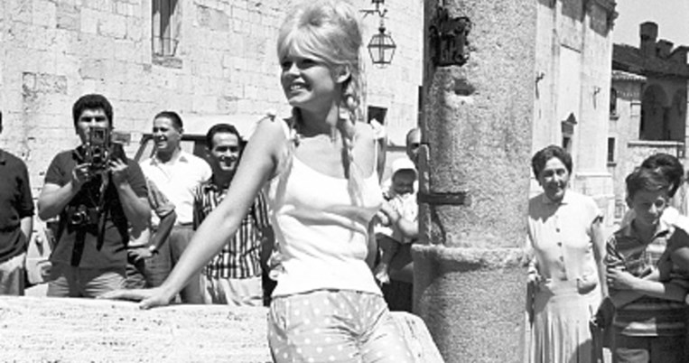 Κάποτε στη Βουλιαγμένη: Σπάνια φωτογραφία της Μπριζίτ Μπαρντό με μαγιό στην Ελλάδα το ‘69