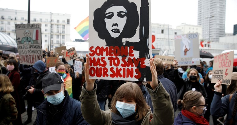 «Έχουμε πόλεμο»: Στην Πολωνία απαγορεύτηκαν οι εκτρώσεις και οι δρόμοι πλημμύρισαν με διαδηλωτές