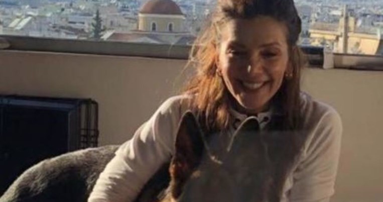Η 54χρονη Κατερίνα Λέχου φοράει σπάνια μακιγιάζ και είναι αληθινά πανέμορφη 