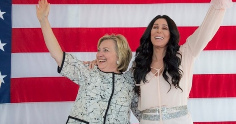 Σερ και Χίλαρι μαζί για τους δημοκρατικούς: «Σημαντικό έργο για την υπεράσπιση της Δημοκρατίας μας»