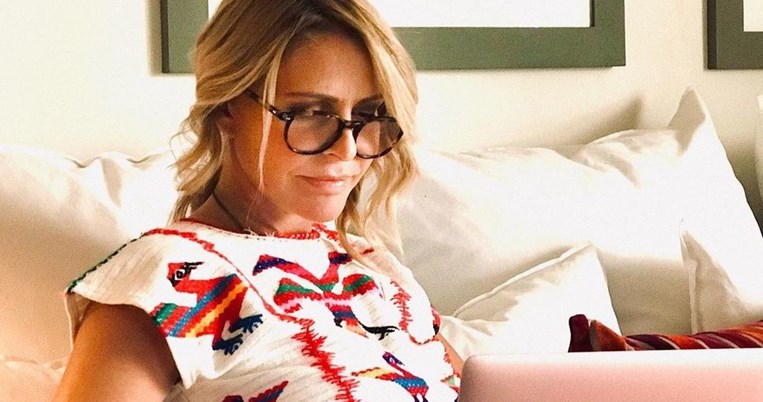 H Tζένη Μπαλατσινού έγινε 50 και ο γιος της Μάξιμος έφτιαξε το πιο τρυφερό πορτραίτο της