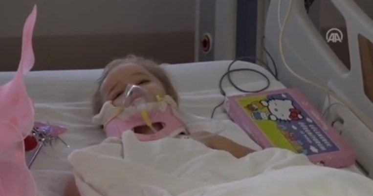 Κρατάει την κούκλα της και χαιρετάει: Το νέο βίντεο με τη μικρή Ελίφ συμβολίζει τη δύναμη της ζωής