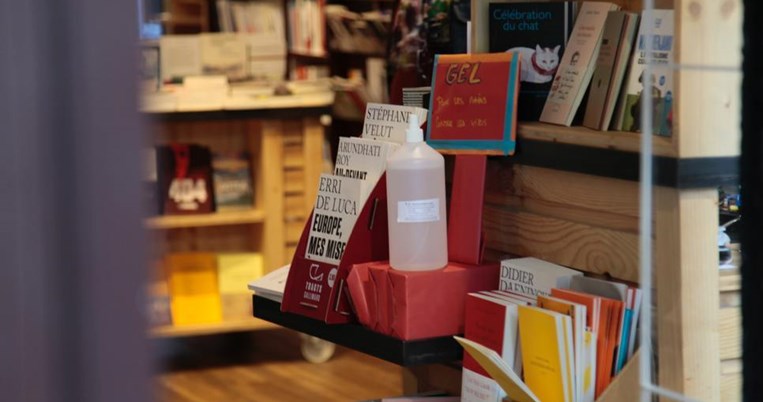 «Συμβαίνει κι εδώ!»: Τεράστια ουρά έξω από αθηναϊκό βιβλιοπωλείο, παραμονή του lockdown