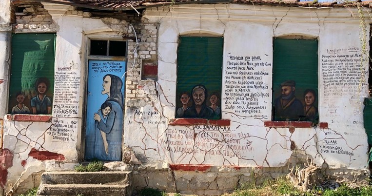 «Οι λέξεις έξω παίρνουν αέρα»: 71χρονος από την Πιερία ζωντανεύει ξανά το χωριό του με τοιχογραφίες 