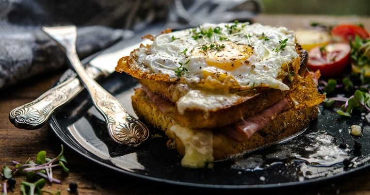 Πλούσιο, τραγανό Croque Monsieur: Μετατρέπουμε το σπίτι μας σε μπιστρό με τα πιο απλά υλικά
