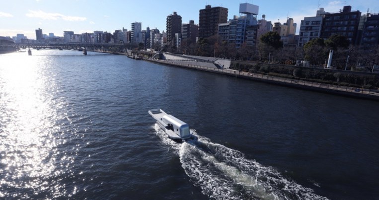Εντυπωσιακό πλοίο σε σχήμα φερμουάρ μοιάζει σα να «ξεκουμπώνει» ποταμό στην Ιαπωνία