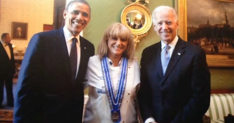 Η Ελληνίδα σεφ που έχει μαγειρέψει για τον Μπάιντεν και τον Ομπάμα: «Και οι δύο τρώνε υγιεινά»