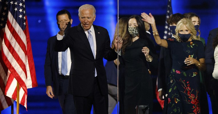 H πρώτη δημόσια εμφάνιση της Τζιλ Μπάιντεν ως Πρώτη Κυρία των ΗΠΑ, στο πλευρό του συζύγου της