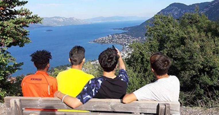 «Μετά τις πρώτες, ακραίες αντιδράσεις, η υποστήριξη των παιδιών στα Καμένα Βούρλα ήταν συγκινητική»