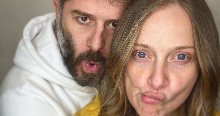 Τα πρώτα Χριστούγεννα με τον γιο τους: O Αλέξανδρος Μπουρδούμης και η Λένα Δροσάκη στόλισαν