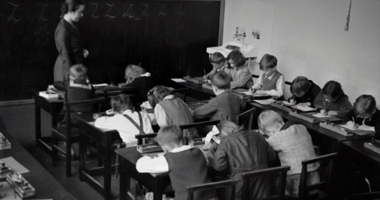 Όταν βγάζει το καλώδιο από την πρίζα παύουν όλα. Και οι τηλεσυμμαθητές και οι τηλεκαθηγητές