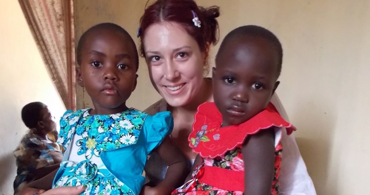 Η Κωνσταντίνα Νικολαΐδη ίδρυσε το δημοτικό σχολείο Saint Agnes στην Ουγκάντα βοηθώντας ορφανά παιδιά