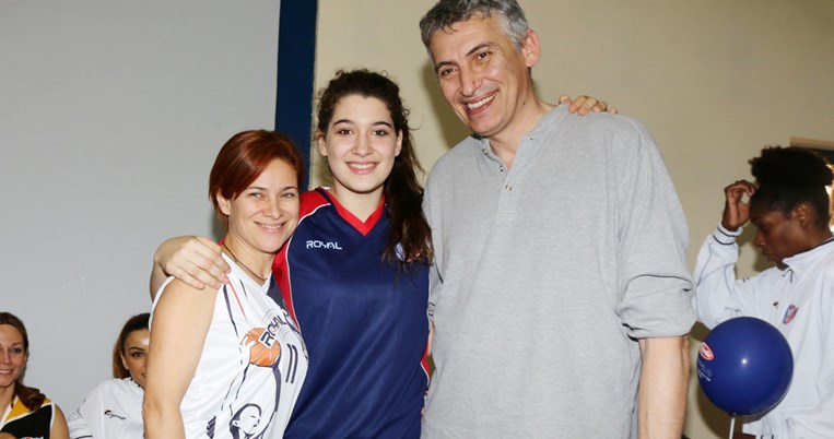 Η Μαριέλα Φασούλα τραυματίστηκε και αποχώρησε με φορείο από το παρκέ κατά τη διάρκεια αγώνα 