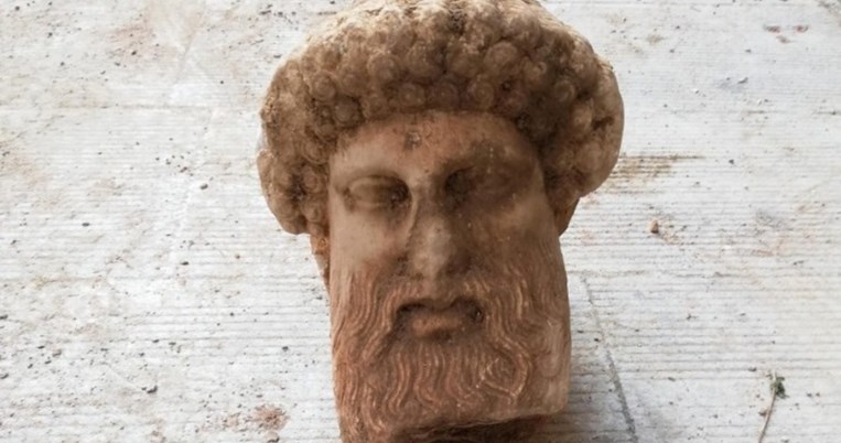 «Μοναδική Αθήνα!»: Κεφαλή του Ερμή, εικονίζουσα τον θεό σε ώριμη ηλικία, βρέθηκε στην οδό Αιόλου 