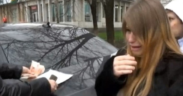 Το πιο εξοργιστικό video που έχεις δει. 25χρονη μητέρα πουλάει το μόλις 10 ημερών μωρό της 