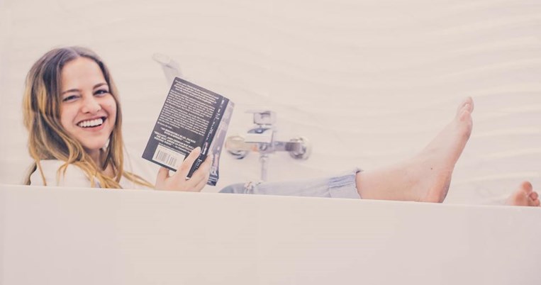 15 νέα βιβλία που θα μας κρατήσουν συντροφιά στο lockdown τώρα που σκοτεινιάζει νωρίς