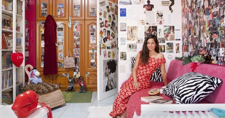 Γυναίκες από όλο τον κόσμο φωτογραφίζονται στην κρεβατοκάμαρά τους. Ανάμεσά τους 3 Ελληνίδες